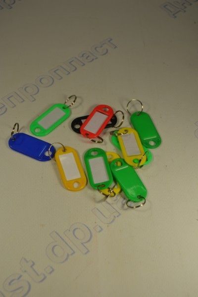 Брелок цветной для ключей пластмассовый