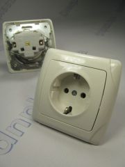 Розетка 1  с заземлением белая VI-KO CARMEN 