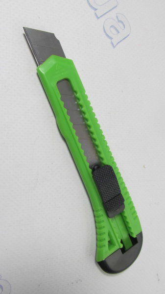 Нож с выдвижным лезвием 18мм пластик ALLOID (НП-1809)