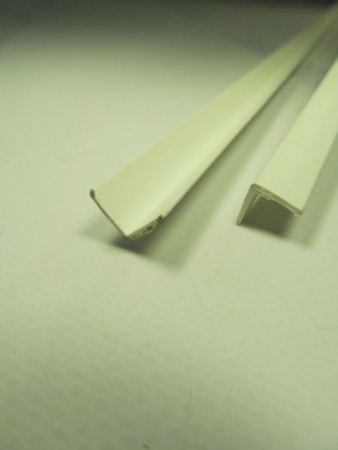 Уголок защитный прямой 10*10 (2,70м) белый