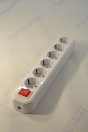 Колодка 6 гнезд с заземлением и кнопкой ALFA