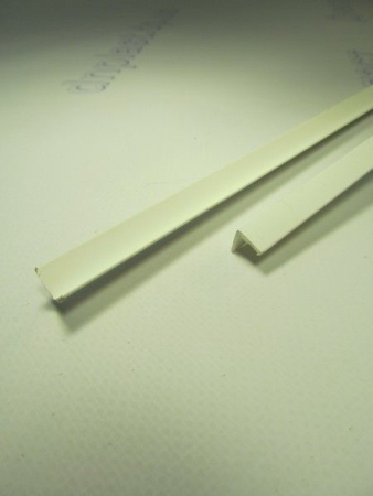 Уголок защитный прямой 10*10 (2,70м) белый