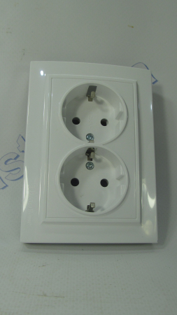 Розетка 2 с заземлением белая EH Enzo