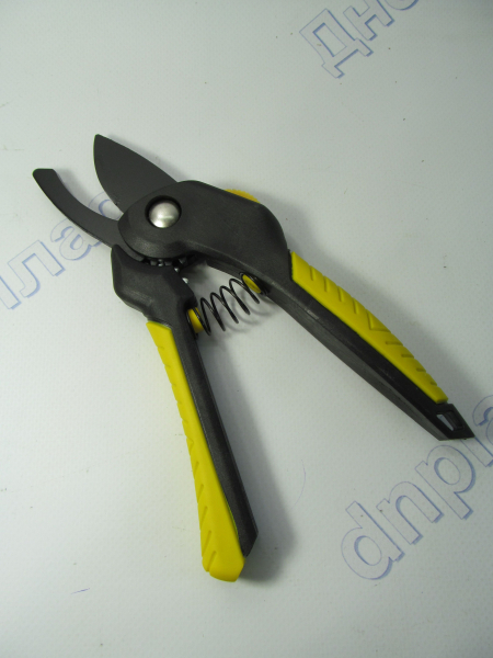 Секатор профессиональный TITAN Yellow 010