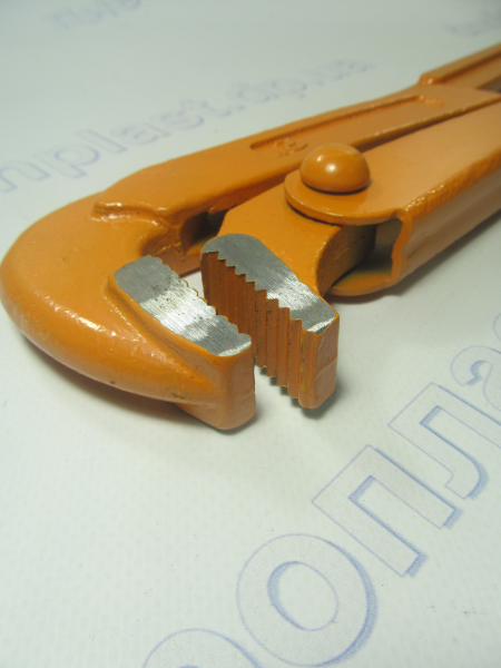 Ключ трубный 90*2 обрезиненая рукоятка