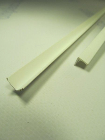 Уголок защитный прямой 10*10 (2,70м) белый