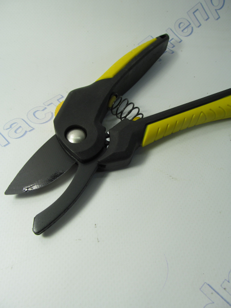 Секатор профессиональный TITAN Yellow 010