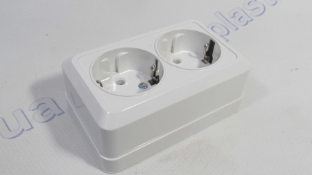 Розетка 2 открытая с заземлением  LUXEL (2008)