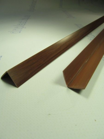 Уголок защитный прямой 20*20 (2,70м) махагон